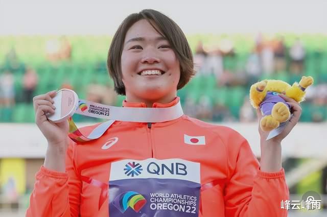 日本的女子标枪世锦赛冠军北口榛花被劝“打碎玻璃”，这是什么梗(1)