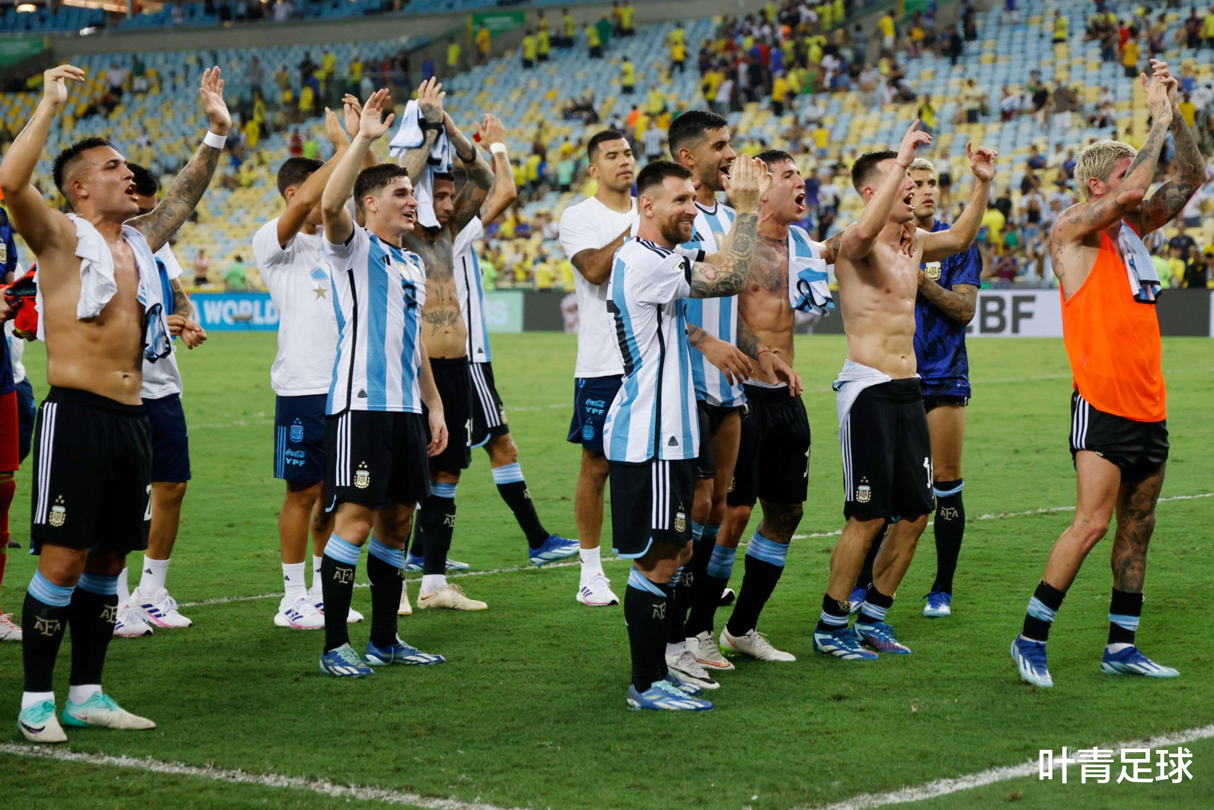 阿根廷超燃谢场：梅西振臂欢呼，球迷起立高歌！相互致敬(1)