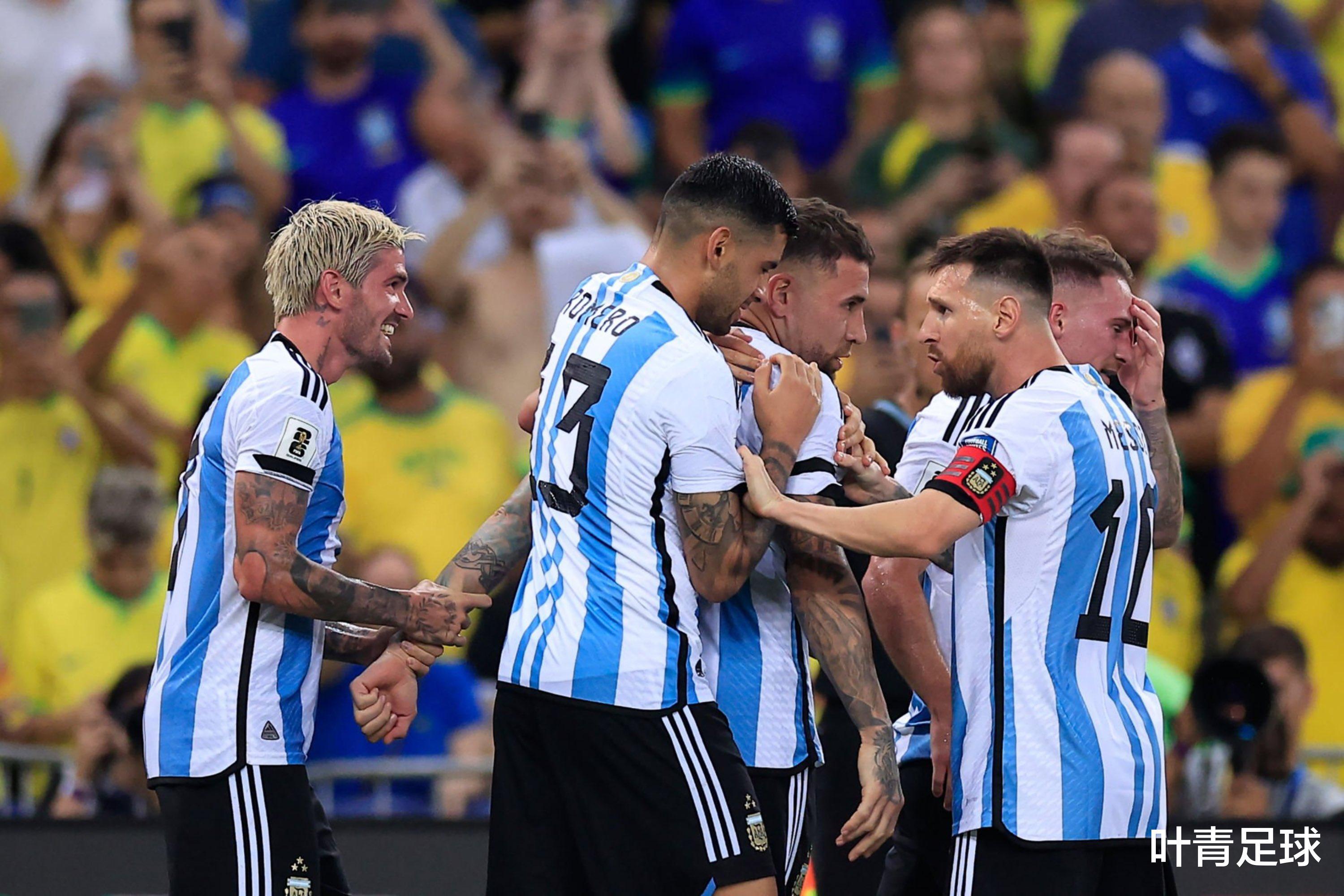 阿根廷超燃谢场：梅西振臂欢呼，球迷起立高歌！相互致敬(2)