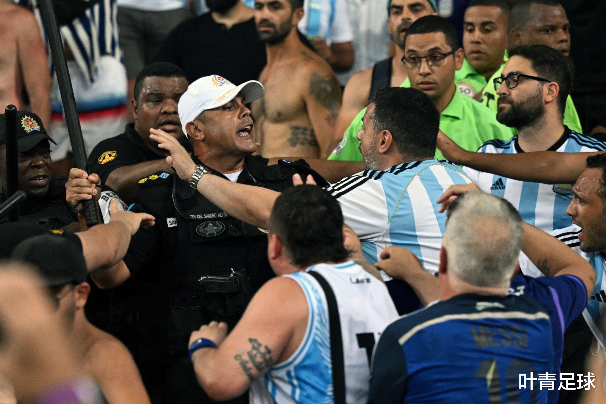阿根廷超燃谢场：梅西振臂欢呼，球迷起立高歌！相互致敬(4)