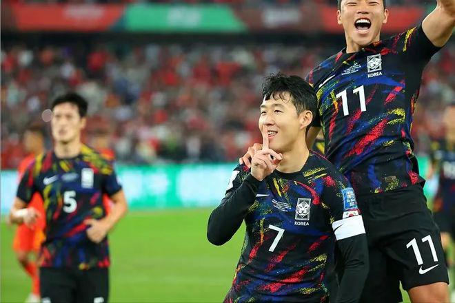 中国0-3不敌韩国，比赛踢不过韩国，但赛后球迷打架打赢了