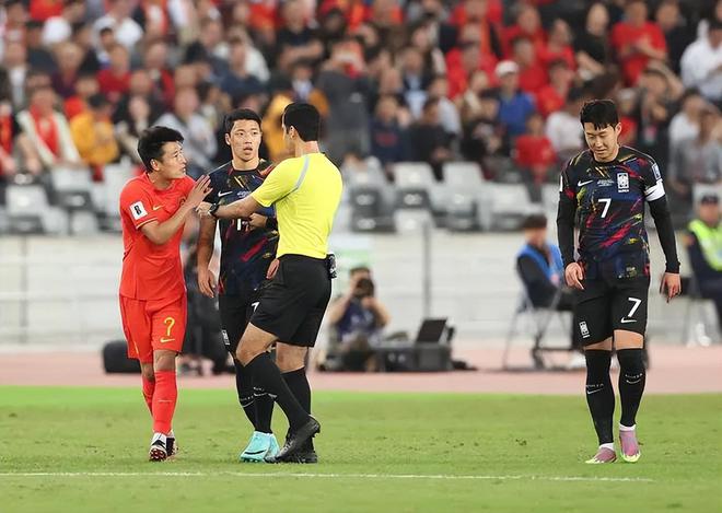 中国0-3不敌韩国，比赛踢不过韩国，但赛后球迷打架打赢了(3)