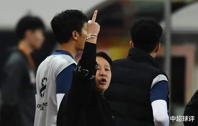 丢人！武里南联老板娘引众怒：昨晚冲中国球迷做“侮辱手势”！(3)