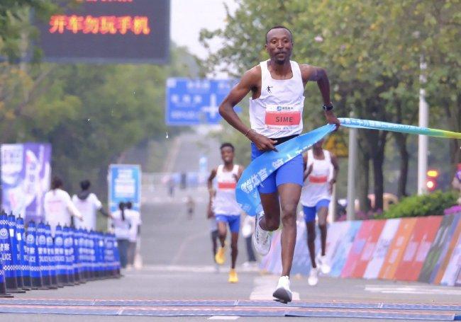 2023南宁马拉松落幕 男女子冠军创赛会纪录(1)