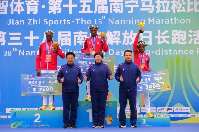 2023南宁马拉松圆满落幕 男女子冠军创赛会纪录(2)