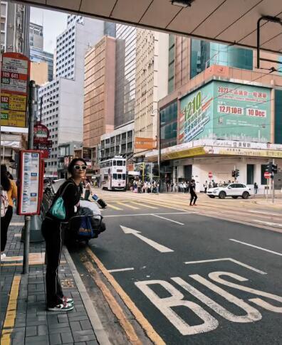杨莉娜晒中国香港游玩照，球迷调侃：这是要去见家长了(3)