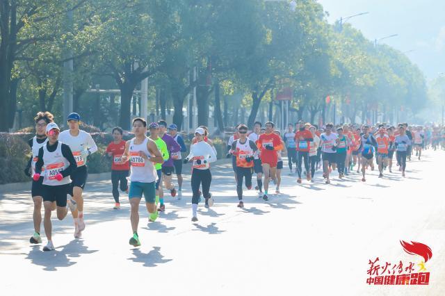 4000名跑者欢聚 薪火传承·中国健康跑总决赛鸣枪(6)