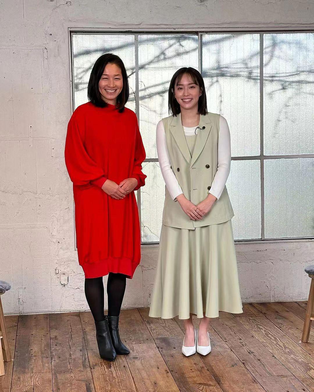 石川佳纯穿白色高跟鞋，非常漂亮！31岁乒乓女神，退役后魅力四射(1)
