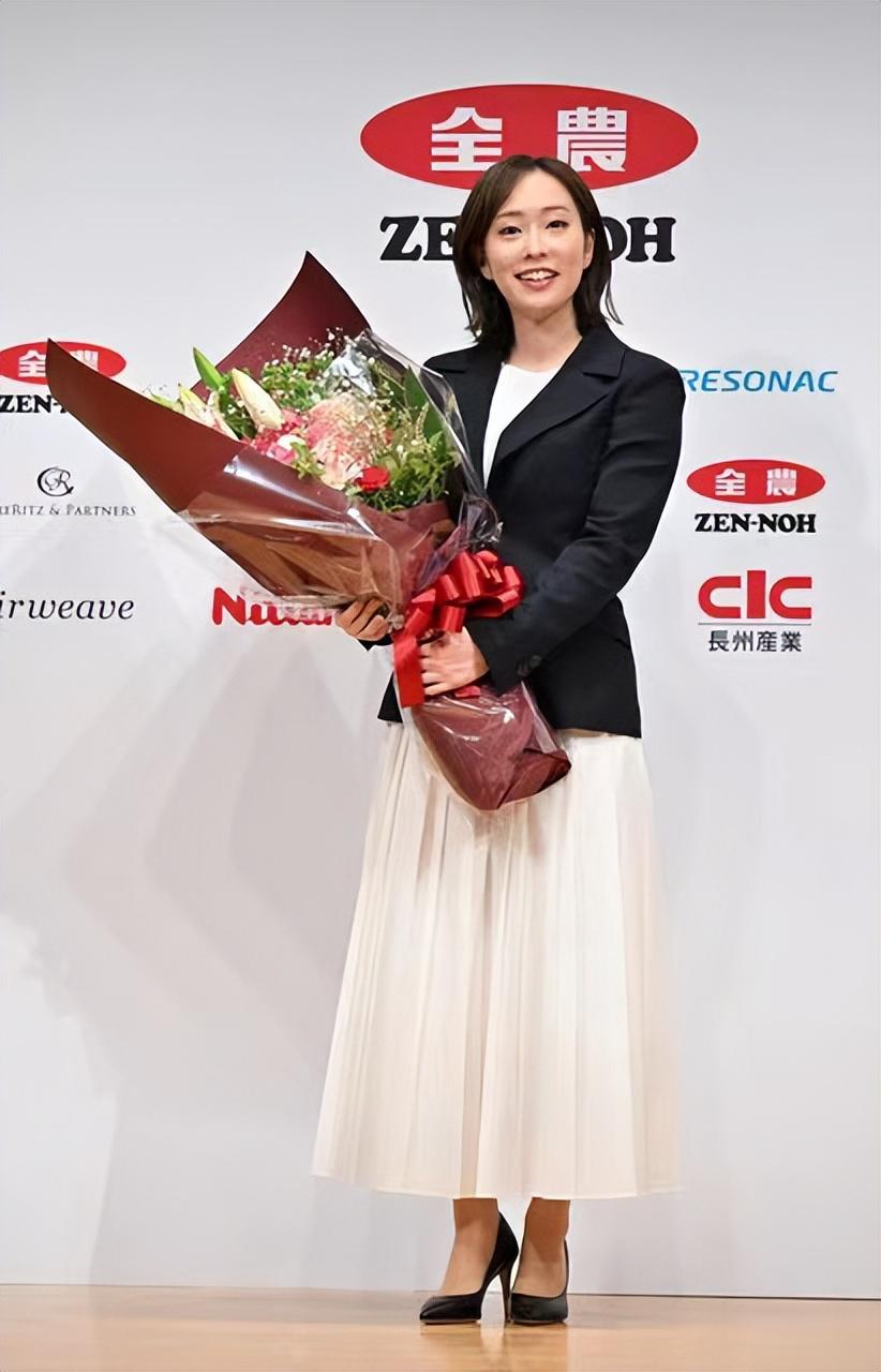 石川佳纯穿白色高跟鞋，非常漂亮！31岁乒乓女神，退役后魅力四射(3)