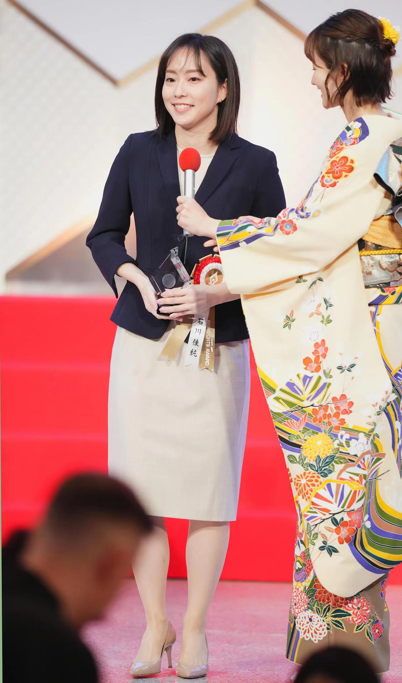 石川佳纯穿白色高跟鞋，非常漂亮！31岁乒乓女神，退役后魅力四射(4)