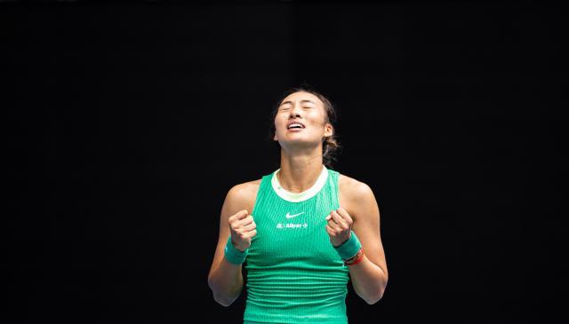 郑钦文赢下澳网中国德比 首个大满贯四强在招手！(2)
