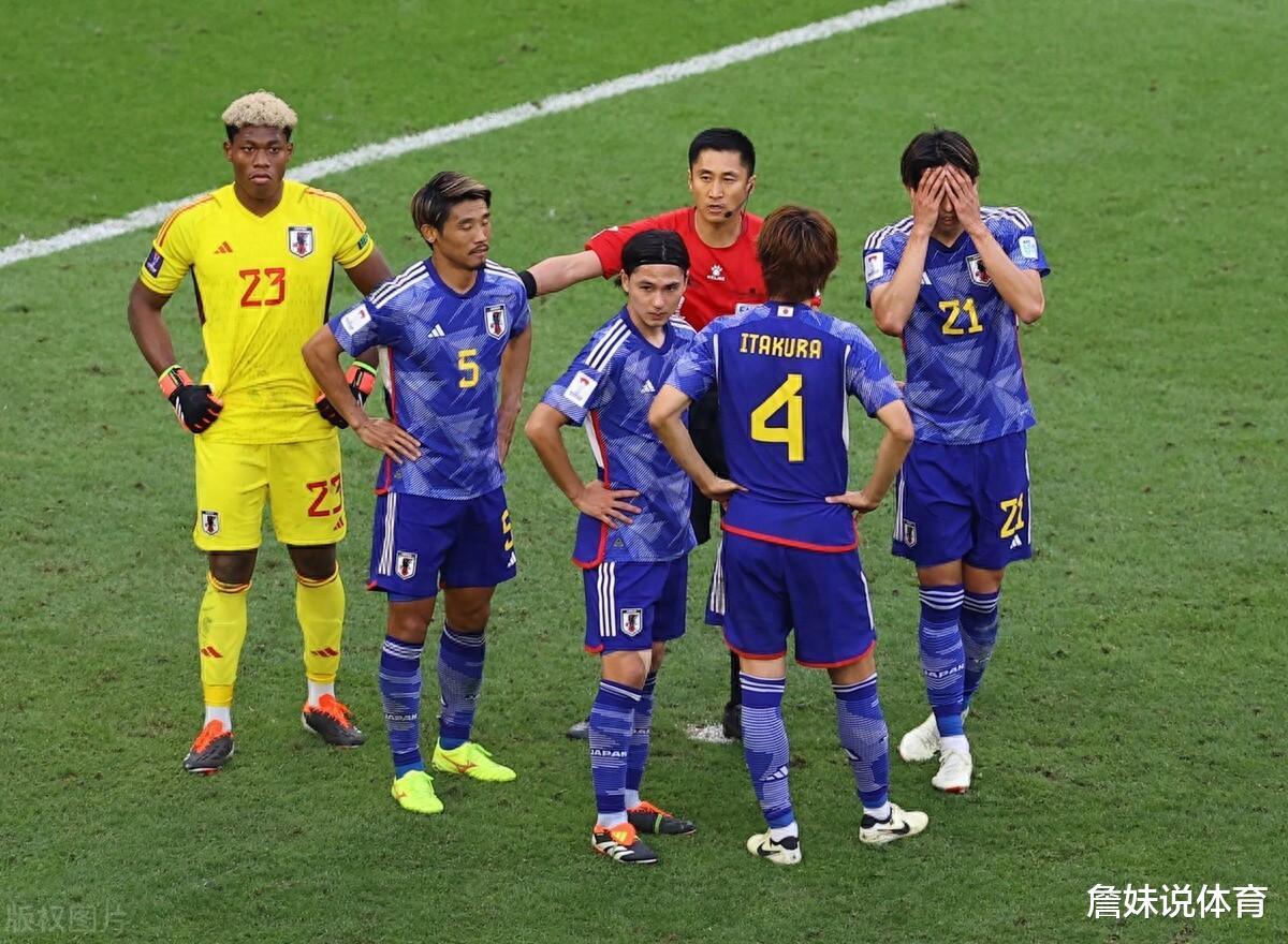晚上20点！亚洲杯重大改判，中国裁判又火了，弯腰判点淘汰日本