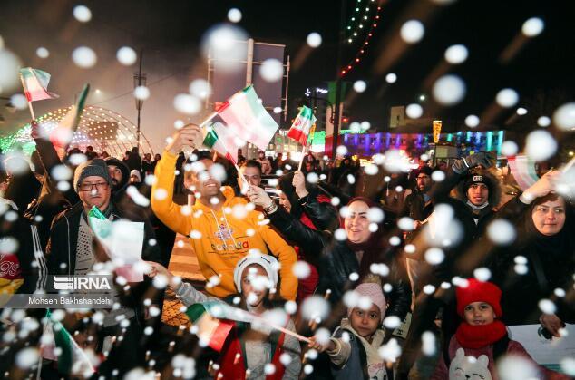不顾天气寒冷，伊朗民众走上街头庆祝伊朗队2-1逆转日本队