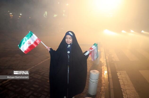 不顾天气寒冷，伊朗民众走上街头庆祝伊朗队2-1逆转日本队(4)