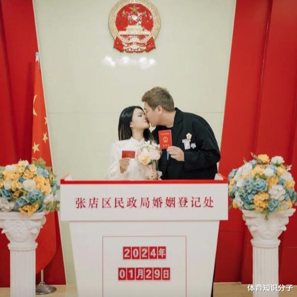 离婚2个月二婚！00后斯诺克新星拥吻越南老婆，网友：好意思吗(4)