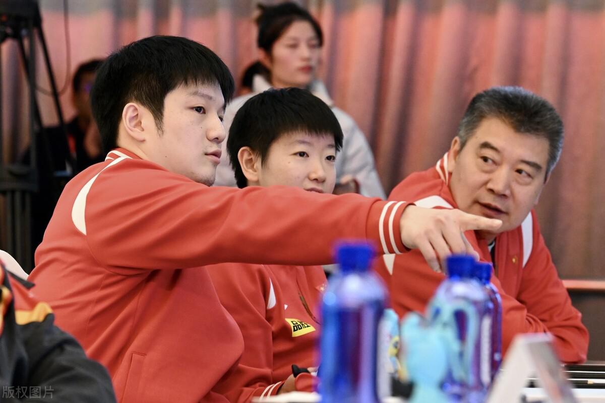 樊振东：乒乓球场上的独行侠，生活中的霉粉领袖(3)