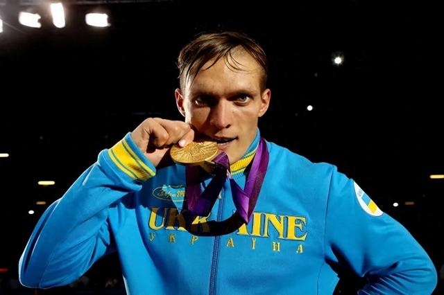 乌西克是个狠人！将奥运金牌放在父亲的棺材里，父亲激励他成功(1)