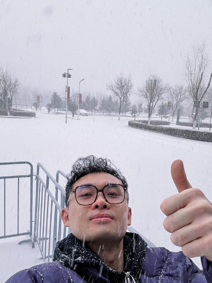 原帅晒照：第一次在太原见这么大雪 有点兴奋