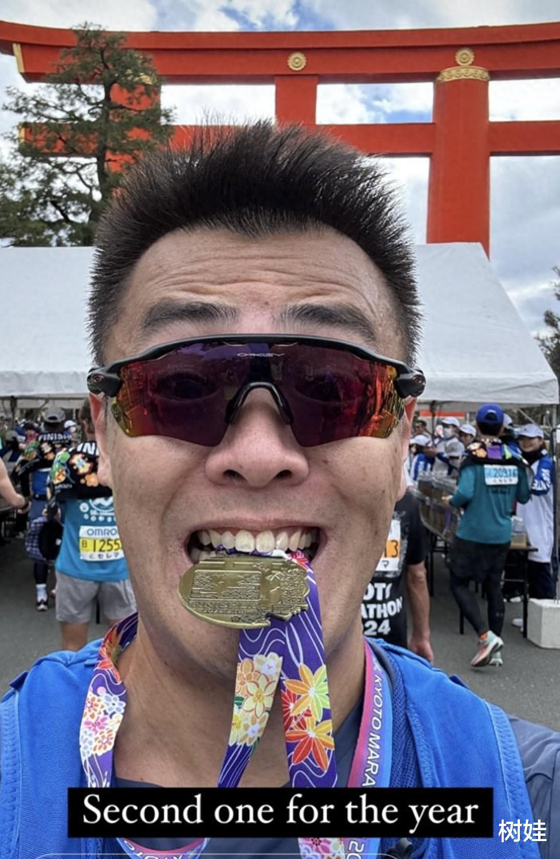 刘鸣炜参加日本马拉松赛，晒咬奖牌自拍照，一脸兴奋状态真实自然