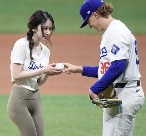 韩国女星球赛开球打底裤引热议，网友调侃老公尴尬(2)