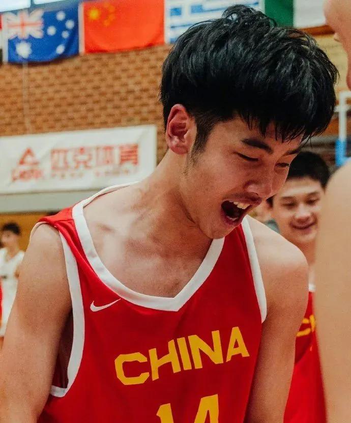 中国男篮首胜！最粗大腿5场114分！人家和杨瀚森一样能打NBA(2)
