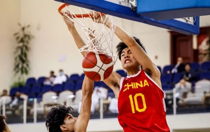 中国男篮首胜！最粗大腿5场114分！人家和杨瀚森一样能打NBA(12)