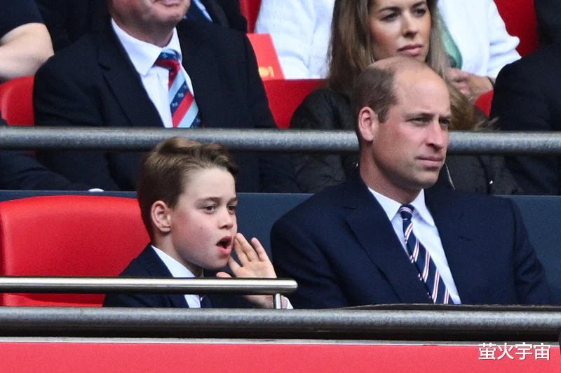10岁乔治小王子观战足总杯，和教练们握手举止得体，威廉却仍难放心