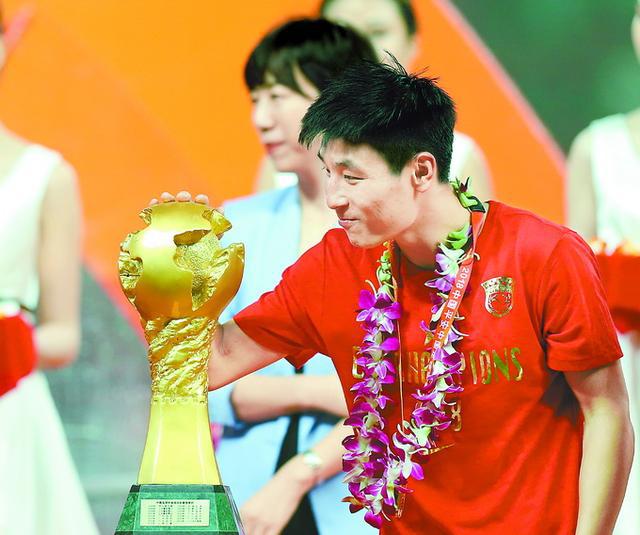 上海东亚几几年进去中超 上海上港磨砺13年首夺中超冠军(2)
