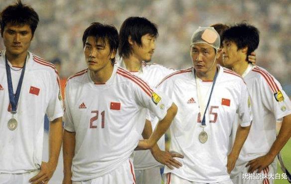 国际足联称郝海东是“亚洲第一前锋”，02年世界杯边路单挑卡洛斯(2)