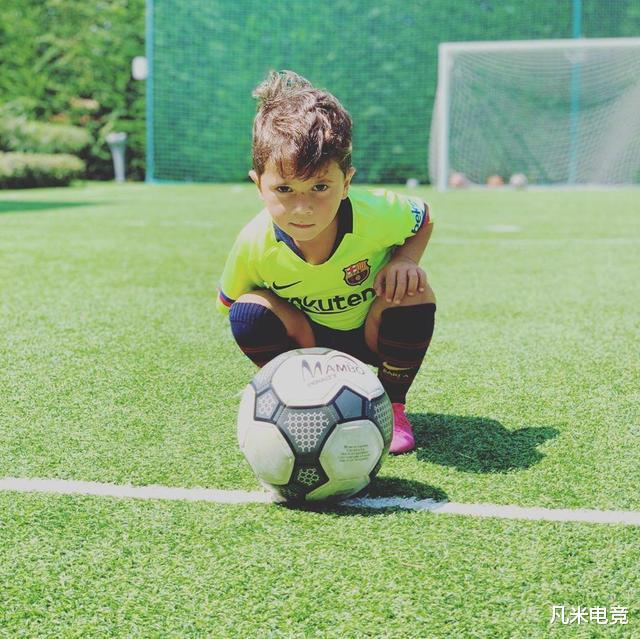梅西儿子嘲笑老爸输球，庆祝皇马进球，网友：快让他加入实况足球(6)