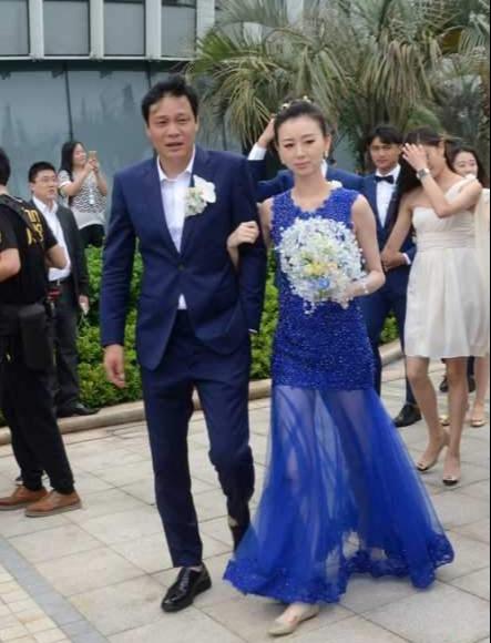 范志毅的三婚妻子，长相甜美身材高挑，想当初丈母娘也是强烈反对(15)