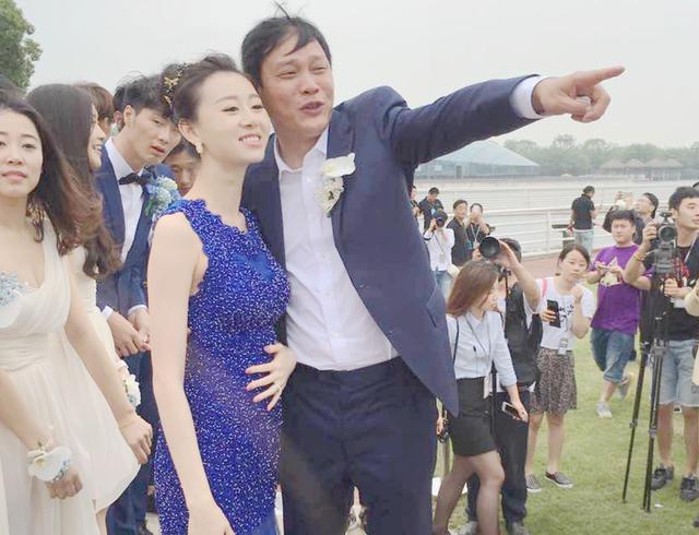 范志毅的三婚妻子，长相甜美身材高挑，想当初丈母娘也是强烈反对(27)