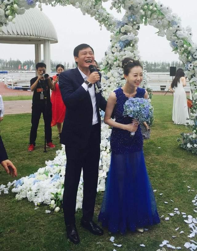 范志毅的三婚妻子，长相甜美身材高挑，想当初丈母娘也是强烈反对(38)