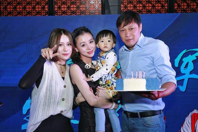 范志毅的三婚妻子，长相甜美身材高挑，想当初丈母娘也是强烈反对(40)