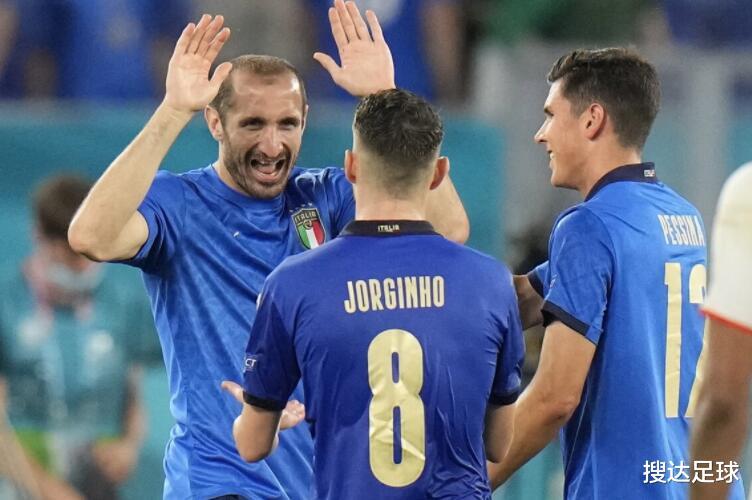 欧洲杯罕见一幕！意大利做出8人大轮换，曼奇尼追平了队史纪录(2)
