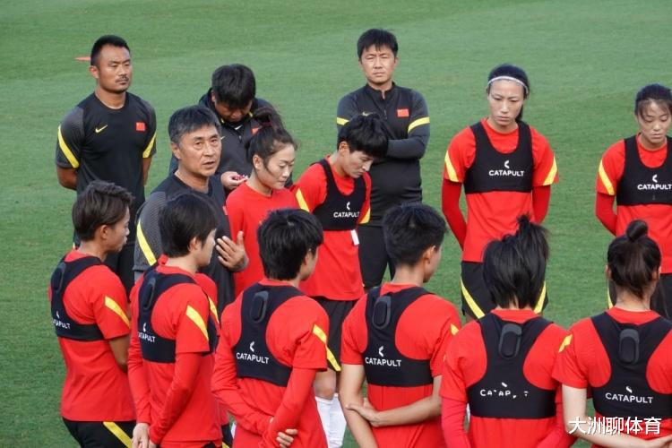 早上9点！中国女足传来消息：贾秀全教练有争议表态，引球迷吐槽(2)