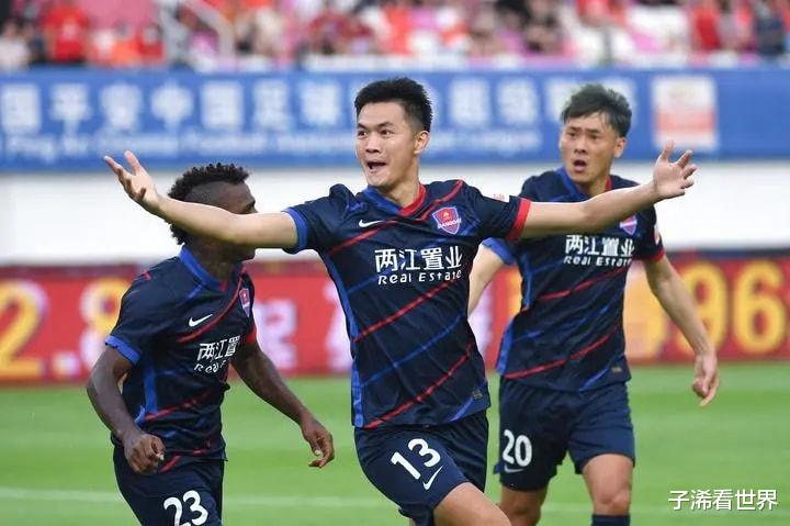 凌晨3点! 上海媒体曝出争议猛料: 中国足球沦为大笑话, 球迷骂声一片(1)