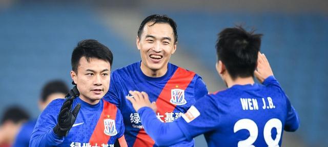 足球报做出争议报道，上海申花被迫做出无奈选择，球迷吐槽声一片(3)