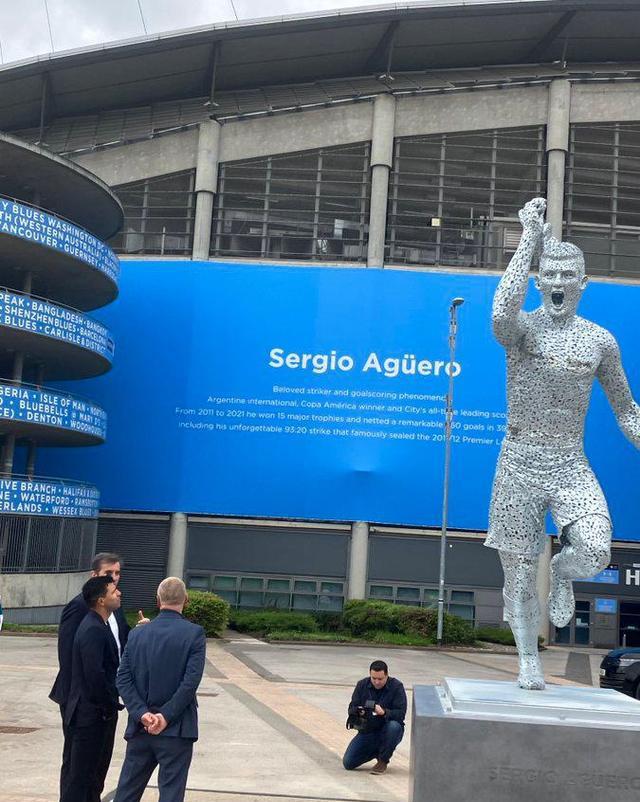 脸搞错了？曼城揭幕阿圭罗雕像引群嘲，皇马球星：确定这不是我吗(2)