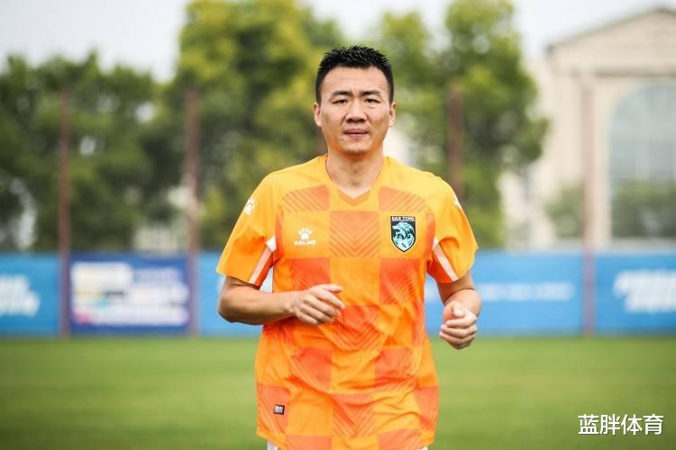 吴金贵爱将意外离开申花，新赛季去武汉队踢中超，有望锁定主力(3)