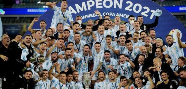 阿根廷再捧欧美杯！11个月夺两冠，32场不败创纪录，破两大魔咒(1)