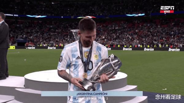 阿根廷捧杯一幕！梅西当选欧美杯最佳球员 高举奖杯复制老马经典(3)