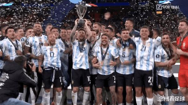 阿根廷捧杯一幕！梅西当选欧美杯最佳球员 高举奖杯复制老马经典(5)