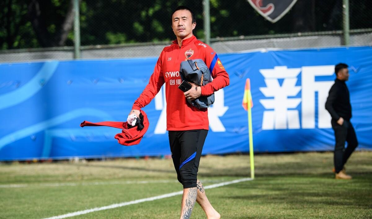 王永珀白高兴了！原以为他能在深圳队踢主力，结果首战就沦为替补(4)