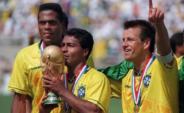 抛开冠军因素，1994年世界杯的罗马里奥和巴乔，谁的星光更耀眼？(1)