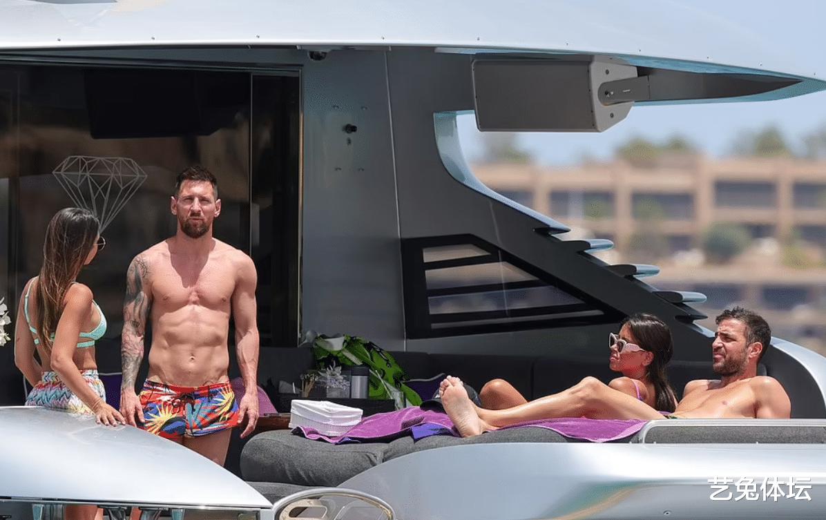 继C罗之后，梅西也带妻子海上度假，豪华游艇上展示火辣身材(7)