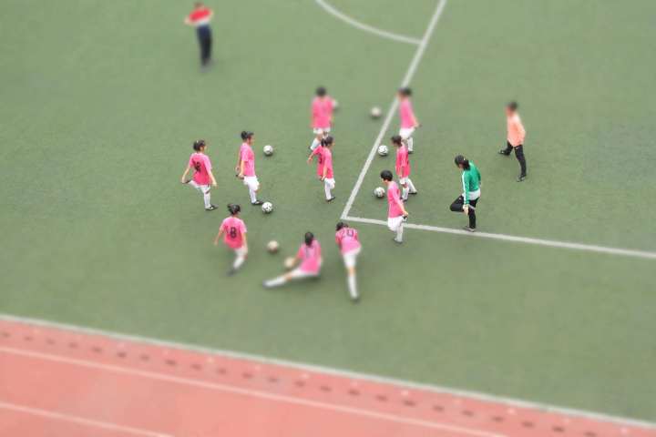 杭州00后“铿锵玫瑰”在赛场上乘风破浪，热爱足球的她们说，每次夺冠都是突破(6)