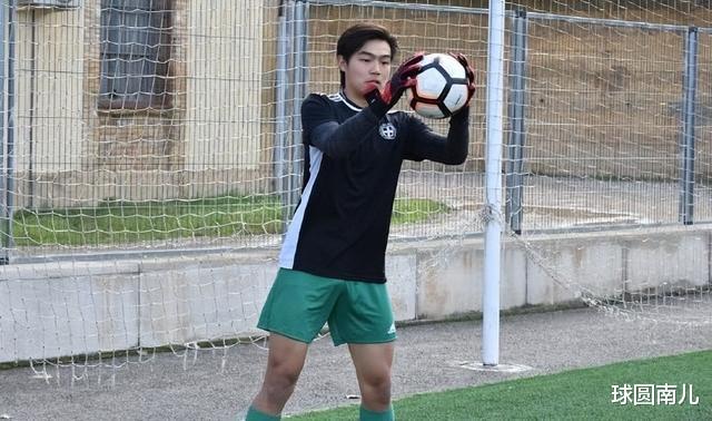 官宣！中国19岁天才球员留洋！转会西班牙球队，14岁拿“金手套”(1)