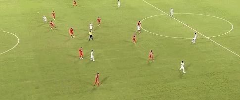 0-1！国足踢韩国摸不到球，半场0射门，队长解围变乌龙，裁判误判(4)