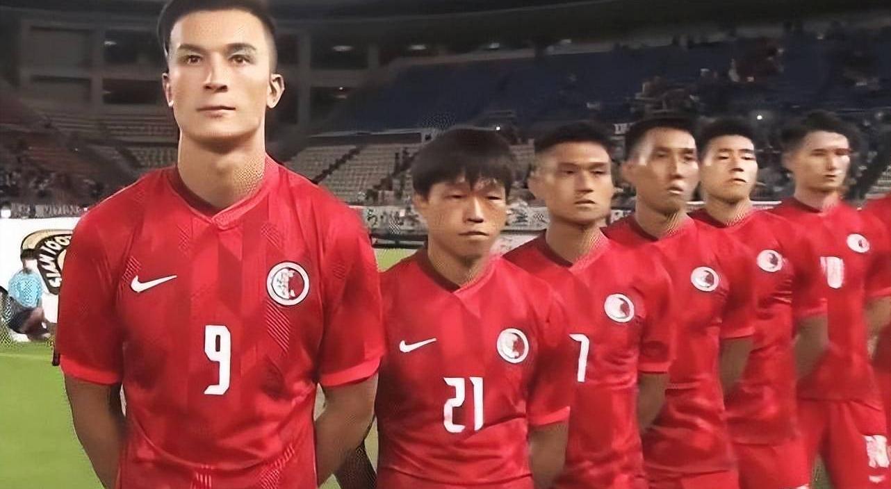 气愤！中国香港男足拒唱国歌，东亚杯寒心一幕，球迷呼吁严惩
